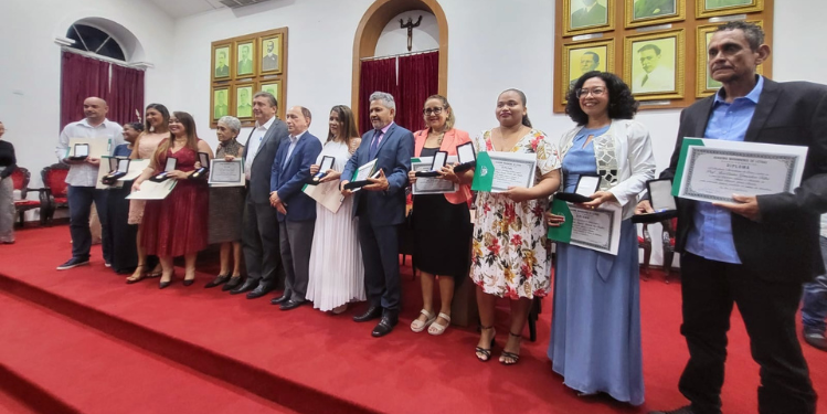 Auditora do TCE recebe medalha “Graça Aranha”, da AML, por projetos na área de literatura