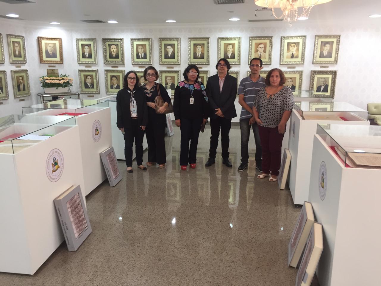 Visita exposicao assembleia