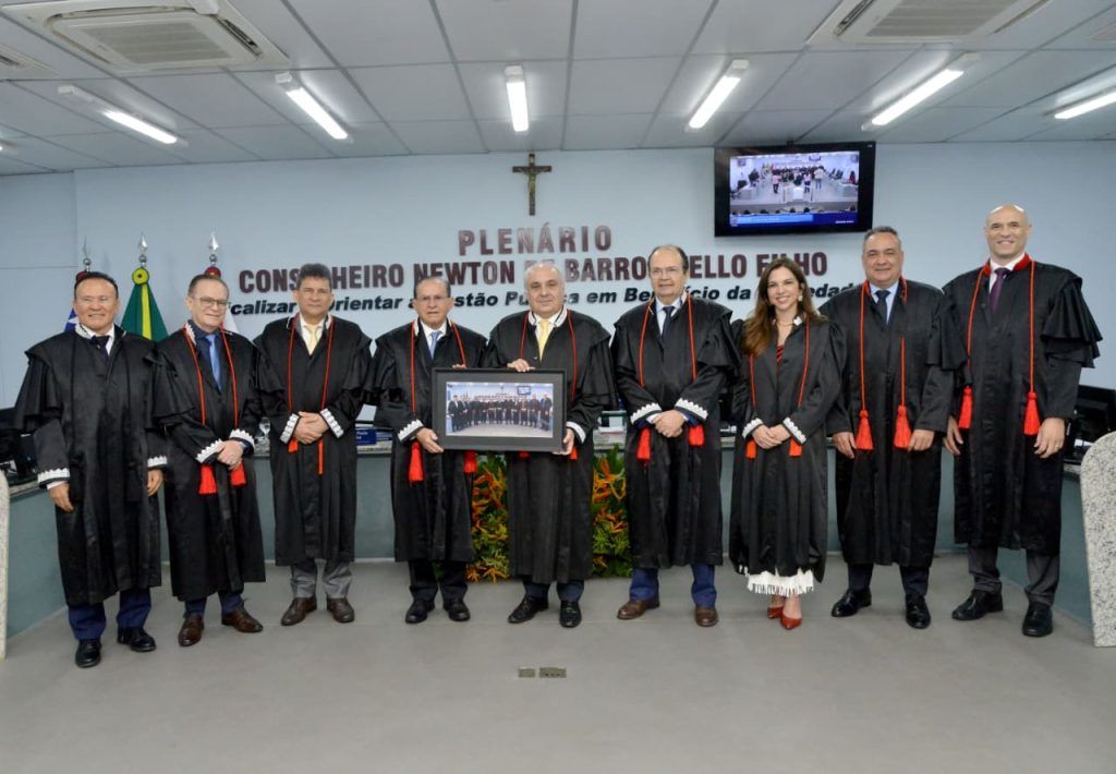 Conselheiro Jorge Pavão se despede do TCE com homenagens em sessão extraordinária